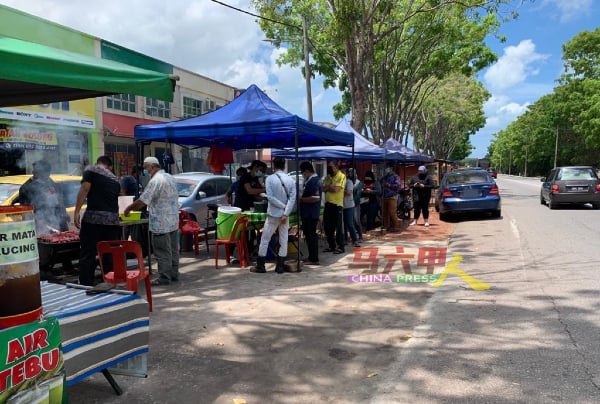 “马六甲自由营业”措施开跑后，市郊武吉南眉路旁迎来的路边摊有增无减。