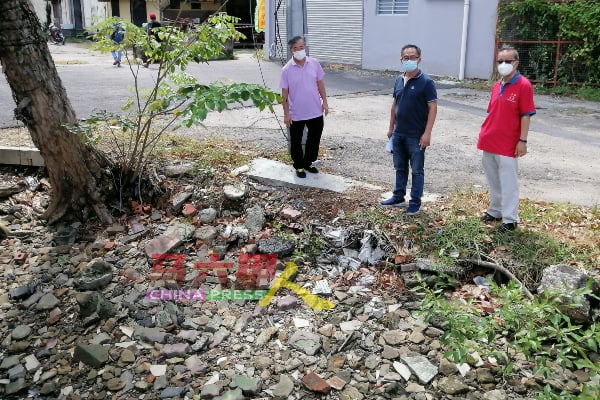 刘志俍（中）说，政府相关当局应维修及美化走道旁的河岸，避免沦为建筑废料丢弃处，左起陈劲源及李祥生。