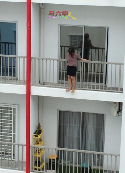 附近邻居发现少妇站在阳台外，摇摇欲坠，而通知消拯局。