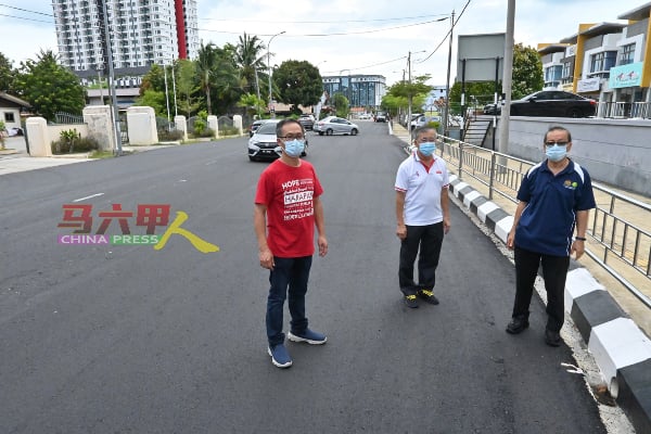 刘志俍（左起）、陈劲源及李祥生巡视雅佳美浪路，发现铺路工程粗制滥造。