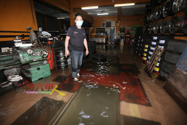 :刘荣达的轮胎店被水淹近3尺，一些器材也泡在水中，担心可能出现故障。