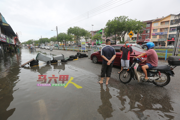 水淹玛琳柏卡，民众无法进入有关路段。