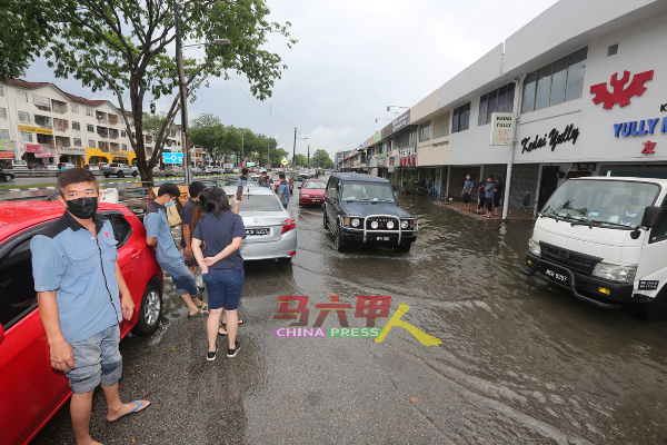 水灾发生后，受影响的商店员工无法上班。