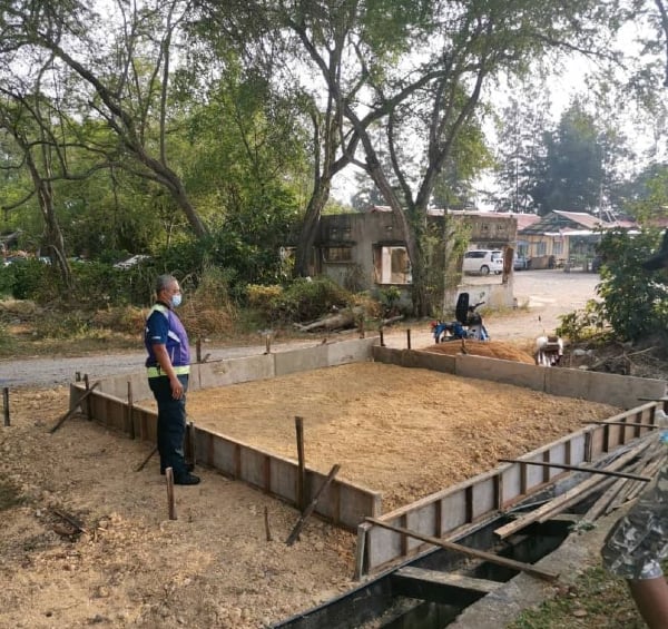 在建筑物篱笆范围外的非法扩建，并不获允许。（图取自马六甲历史城市政厅面子书）