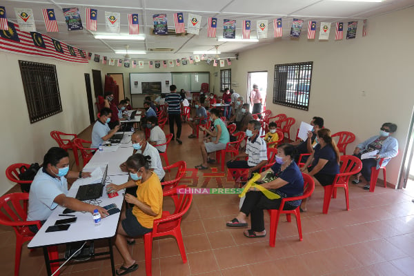 阿依沙叻村委会连同马华志工团及马青，协助民众注册接种疫苗，活动热烈回响。