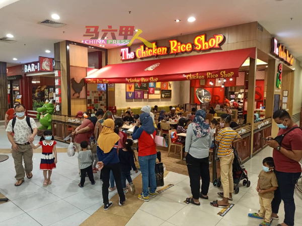 购物中心内餐厅迎来大批人潮，不少餐厅门口都出现排长龙画面。