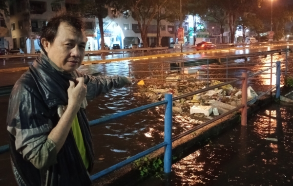 刘志明指沟内可看到大量漂浮的垃圾，阻碍排水。