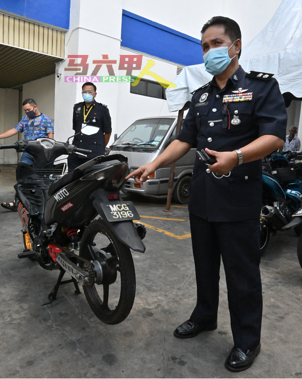 警方从社交媒体广传的视频后，在榴梿洞葛充公视频内的摩哆及骑士。