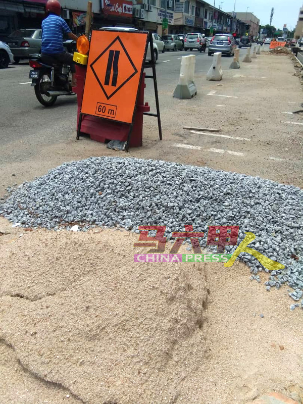 承包商答应会尽快清理堆积在路边的沙石，避免对市民构成威胁。