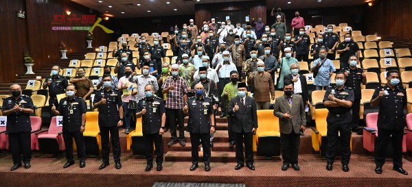 甲州警方与清真寺代表出席“一清真寺一警察，安全及执法汇报会”。