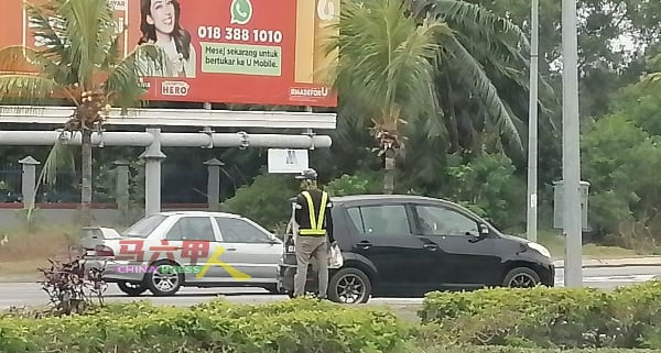 市区武吉士灵烈的十字路口，也有小贩在兜售芒果酸，兜售地点一再增加。