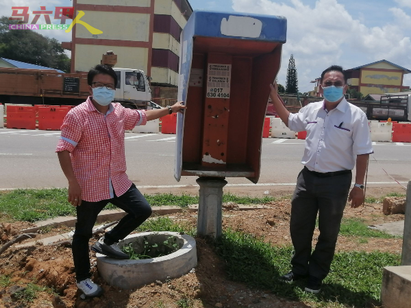 李春源（左）与叶汉良于去年8月尾，到峇株安南一带了解陈旧公共电话亭的问题。（档案照）