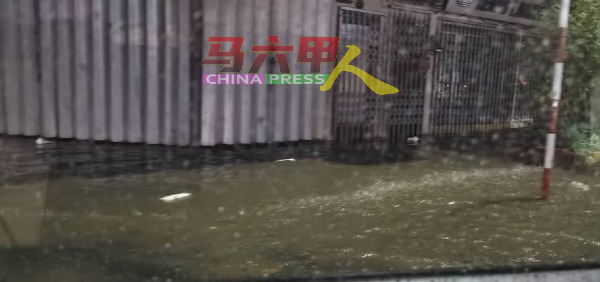 王金辉路为突发水灾黑区，下大雨时经常水进店面。（照片刘进鸿提供）