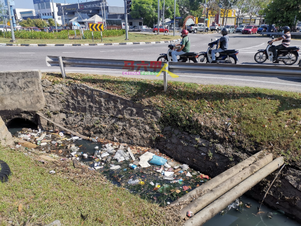 玛琳交通圈处沟渠大量垃圾漂浮，不但容易导致水灾发生，也有损市容。