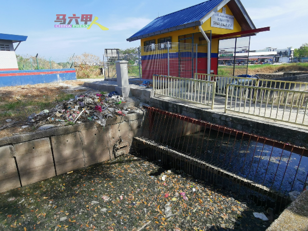 汉都亚再也市议会重新焊接垃圾阻隔网的铁支，造成大大小小的垃圾堵塞，影响排水顺畅度。