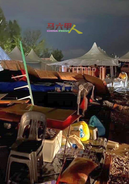 吉里望市集多个摊位的帐篷遭大风雨吹袭，场面狼藉一片。