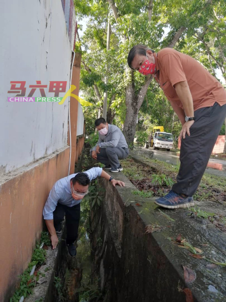 蔡求伟（左起）、林千宏、戴佛淞，查看堵塞的排水沟。