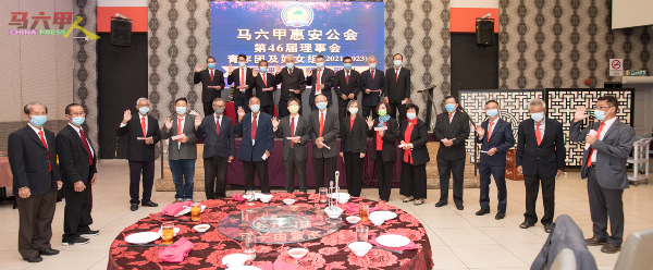 陈锦江（左起）及吴建成联合为惠安公会新届理事宣誓，主持监誓仪式。