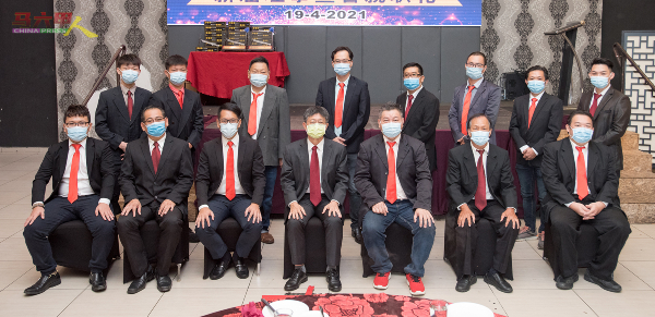 李炳良（前排右3）蝉联惠安公会青年团团长职。前排左4是曾华金。