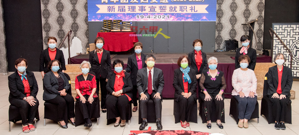 惠安公会妇女组主席陈金美（前排右4）与组员。