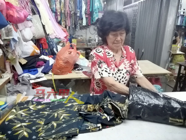 郑玉宝：顾客送来布料，由我们缝制，今年流行峇迪布。