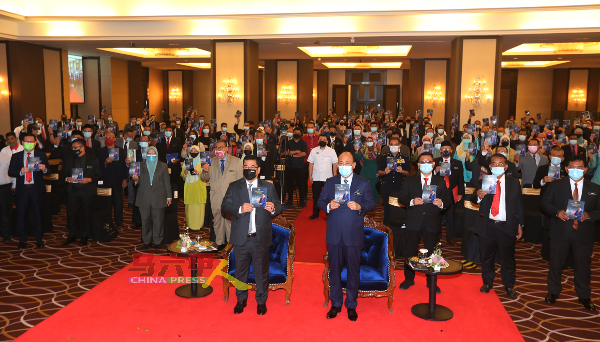 苏莱曼（前排左起）与哈欣哈山，出席甲州国盟执政一周年仪式，介绍过去一年来的执政绩效。