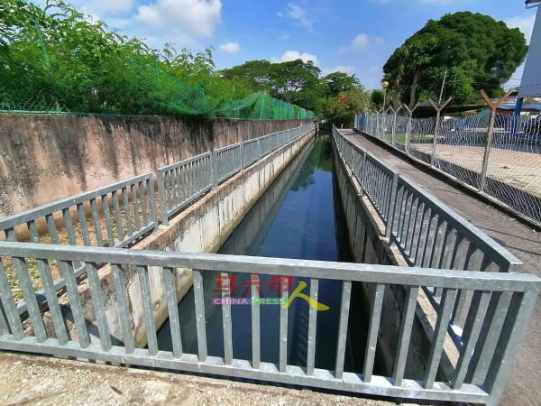 东街纳警察宿舍后方的排水道，把花园住宅区的沟水排流至大海。