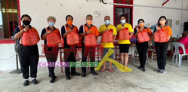 玛琳路观音堂负责人康福财（右4）移交饭盒给峇章慈善基金，身体力行支持温胃暖心餐项目。