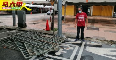 斋戒月市集没人潮  挡路帐篷 还不拆
