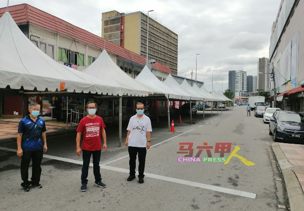 帐篷设在路口，占了一半的车道，左起陈劲源、刘志俍及李祥生。