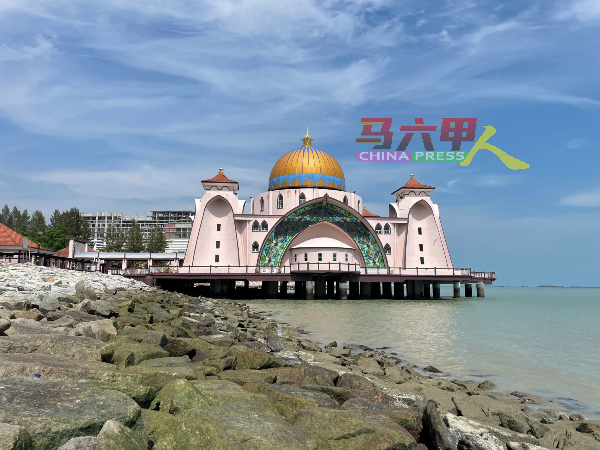 马六甲水上清真寺在管制期间重新粉刷，纯白色的墙壁如今被粉色取代，焕然一新。