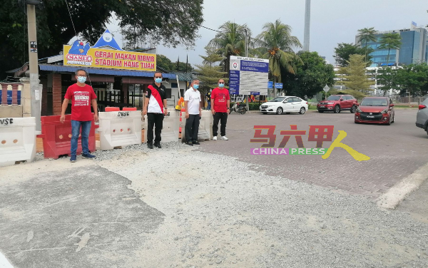 刘志俍（左）指道路还未铺上沥青，凹凸不平，引发安全问题，左2起李祥生、陈劲源及康福财。