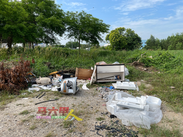 马六甲河边成为不明人士丢弃大型垃圾的地方。
