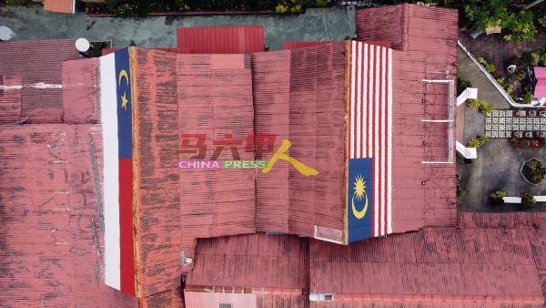 ■甘榜摩登其中一中一户人家，将屋顶漆上国旗与州旗的色彩，展示爱国情操。
