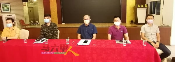 玛琳华小校友会针对主席黄明奎的言论召开记者会，右起校友陈豪杰、王绥川、彭金胜、吴汉扬及理事陈彩云。