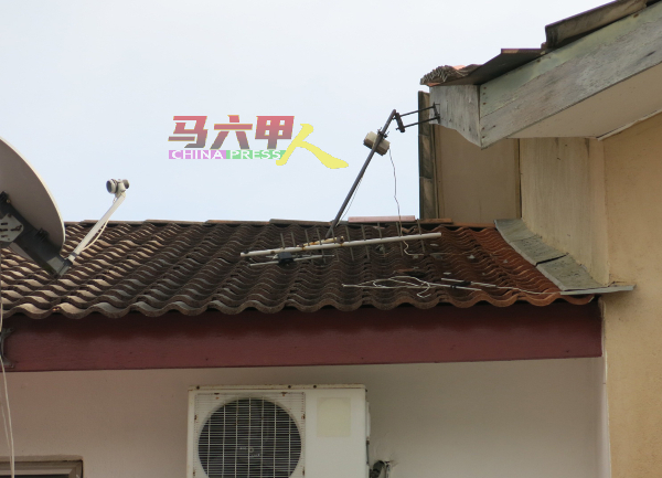 ■住家屋顶上的天线，怀疑被野猴扯坏。