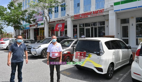 邱培栋（右）及刘志俍应甲精明泊车手机应用程式或停用一事，召开记者会。