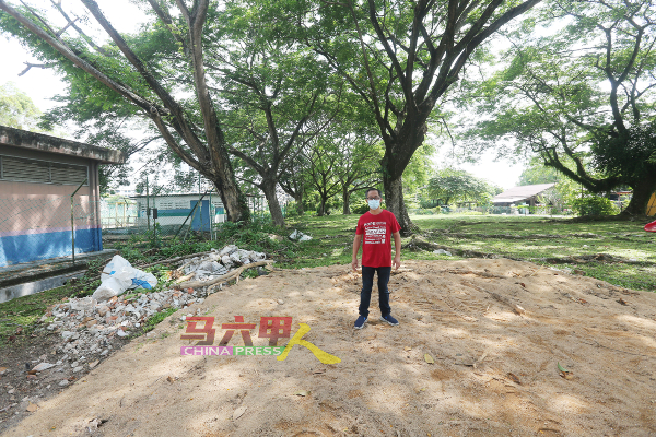 刘志俍怒轰缺乏公德心的承包商，将建材丢弃在葛南格3/10路的儿童游乐场。