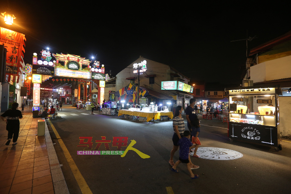 周五重开的鸡场街夜市，估计仅有3成小贩营业。