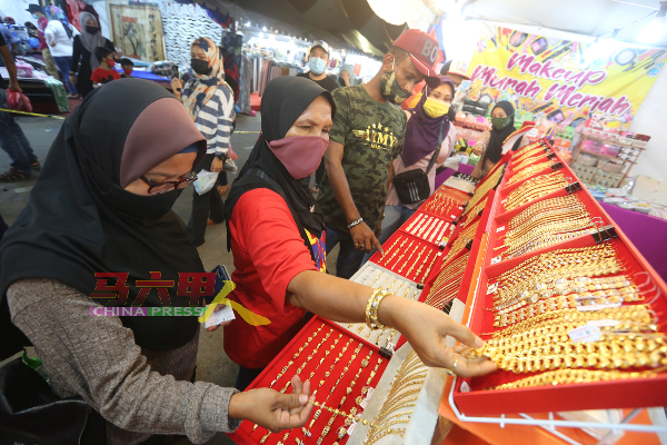 开斋节将至，穆斯林也到该市集选购金饰品作为装扮。