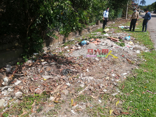 蔡求伟（左起）、戴佛淞及林千宏，巡视武吉晋巷花园第4路路肩被充作非法垃圾场情况。