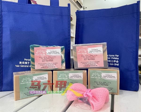 天使妈妈手工皂坊配合为马六甲肯纳儿协会筹款项目，制作渲染皂（上）和素皂（下）任君选择，凡购买一套5片或10片将获赠皂网。