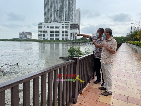 马丁（右）告诉邱培栋填海工程没有按照标准进行，距离海岸目测只有区区200公尺。