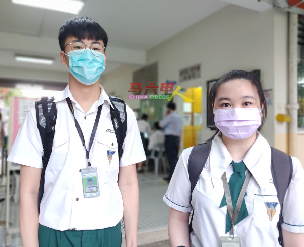 读高二的尤健威（左起）及陈乙瑄，对于能重返校园上课感到开心。