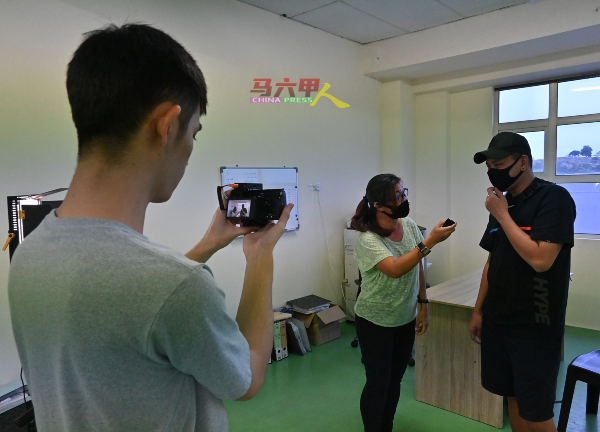 摄制团队拍下《中国报》记者采访林佑绅过程。