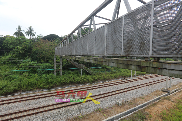 ■巴登马六甲火车站200公尺附近有座火车天桥，开放让公众观看火车经过。
