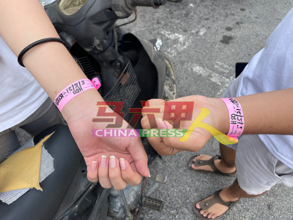 接受检测的村民戴上粉色隔离手环，周三（5日）起隔离10天。