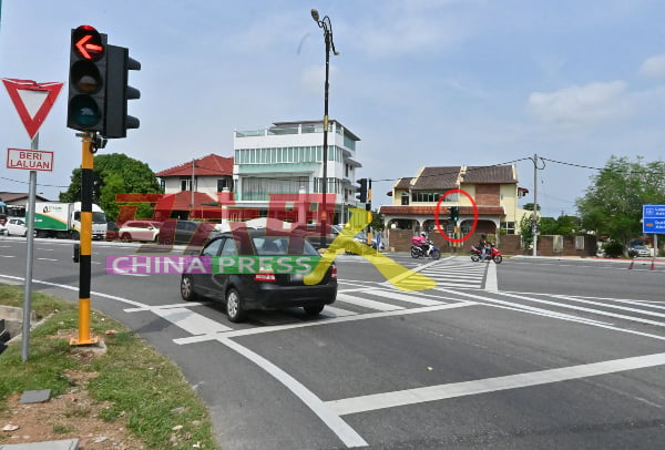 人行红绿灯转绿时，竟有车辆闯红灯直接转左，威胁过马路的行人安全。