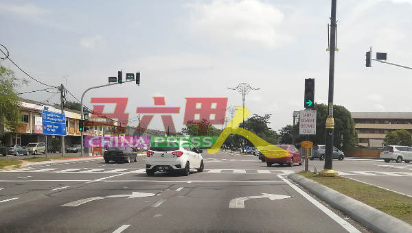 峇株安南与双溪布达路交接处人行红绿灯正在试用阶段，希望能尽快改善。