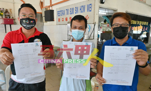 李春源（右起）、郑金兴及叶汉浪站出来澄清，新河花园小贩中心并没出现确诊病例。